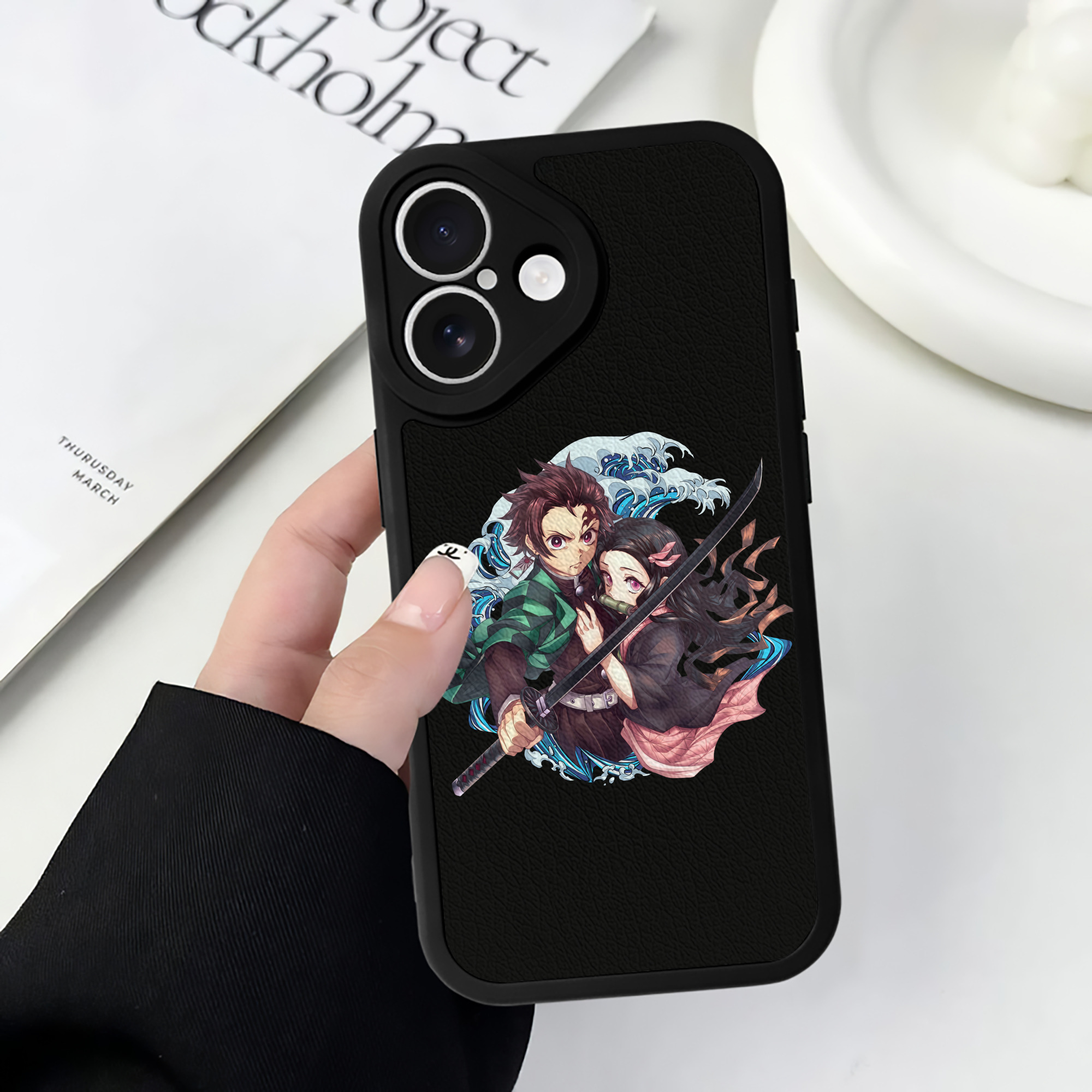 （画像用） 鬼滅の刃（きめつのやいば）竈門 禰󠄀豆子／かまど ねずこ Kamado Nezuko 【iPhone 16シリーズ対応】シリコンスマホケース（レザー調） 材質：シリコン
